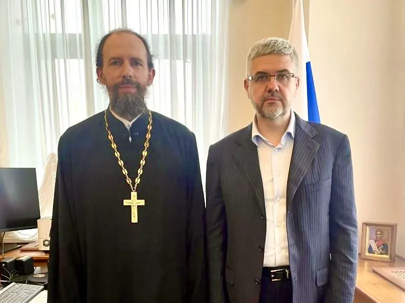 Заместитель министра юстиции заявил на Петербургском международном юридическом форуме, что незарегистрированные союзы подрывают традиционные семейные ценности и могут рассматриваться как угроза безопасности страны; министерство ведёт мониторинг и готовит возможные изменения в Семейный кодексе.