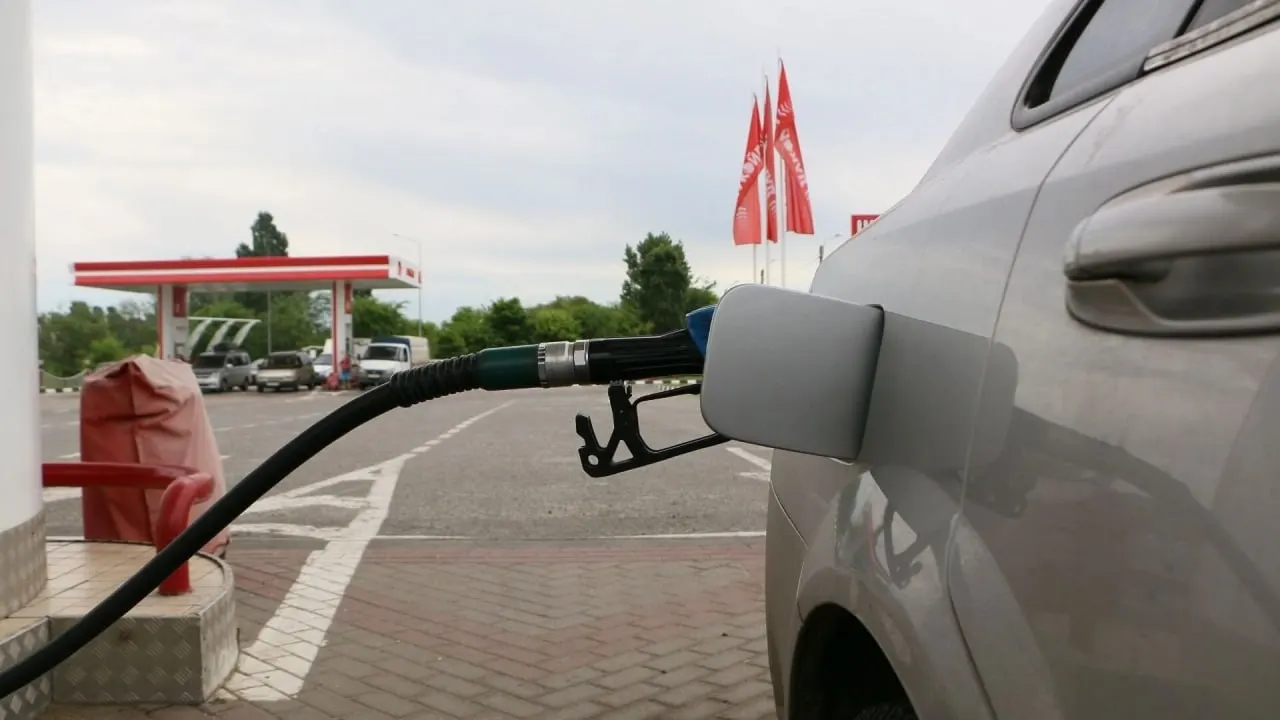 Минэнерго региона заявляет о стабильных поставках и достаточных резервах топлива. Чтобы не допустить искусственного дефицита, компании ввели временные ограничения на продажу бензина и дизеля «в одни руки» и в канистры; для экстренных служб ограничений нет.