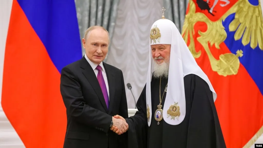 Еврокомиссия внесла в проект нового пакета санкций против России религиозного лидера, политиков, глав ведомств и руководителей крупных банков и компаний; в документ также попали представители спортивного руководства и бизнесмены.