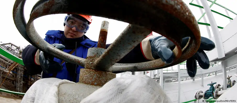 Беспилотники нанесли удары по Уфимскому нефтеперерабатывающему комплексу: повреждены крупные заводы, наблюдаются пожары. Сообщают о возможном поражении третьего завода; вводятся ограничения на продажу топлива в ряде регионов.