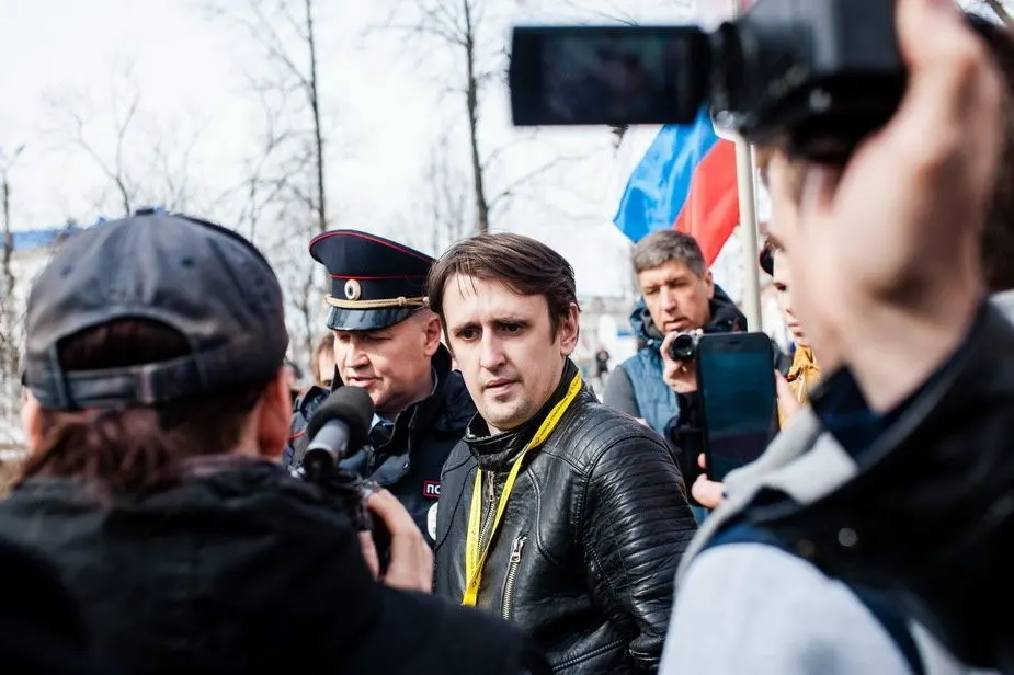 Роуз сообщил о новом обвинении по статье об оправдании или призывах к терроризму. Детали расследования и ведомство, ведущее дело, пока неизвестны.