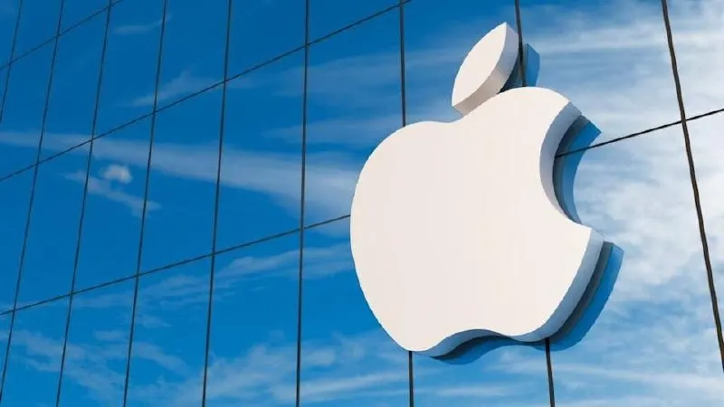 Минцифры заявляет, что Apple не выполняет требования о выборе поисковой системы по умолчанию и предустановке российского магазина приложений, из‑за этого компании грозит запрет на продажу устройств в РФ.