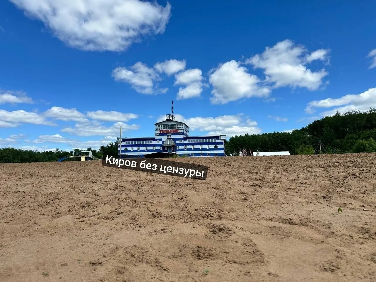 На пляже у «Титаника» продолжают подготовительные работы: привезли песок, установили урны и скамейки — место готовят к приему отдыхающих.