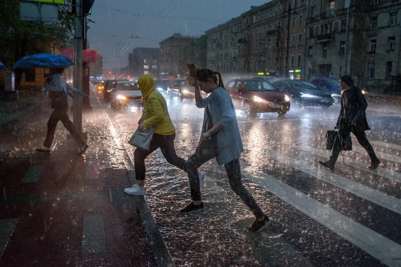 Днем воздух прогреется до +20…+25°C, местами до +26°C. Ожидаются кратковременные дожди и грозы, местами сильные, возможен град и порывистый ветер.