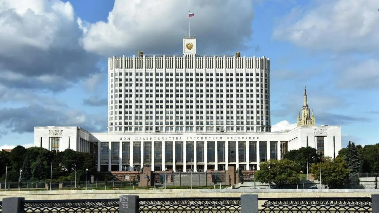 В Госдуму внесён законопроект о полной или частичной компенсации утильсбора для семей с тремя и более детьми, но в правительстве критикуют инициативу из‑за дополнительных бюджетных расходов и отсутствия источников финансирования.