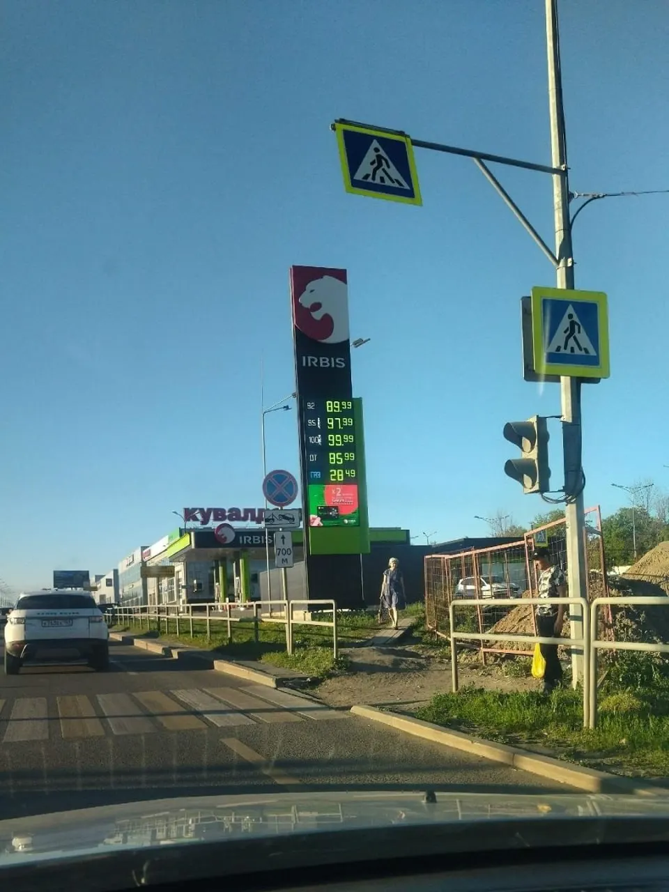 Автомобилисты сообщают о резком росте цен на бензин в сети автозаправок в Татарстане: АИ‑92 почти 90 ₽, АИ‑95 — около 98 ₽; некоторые водители заметили скачок цены на 5 ₽ за ночь.