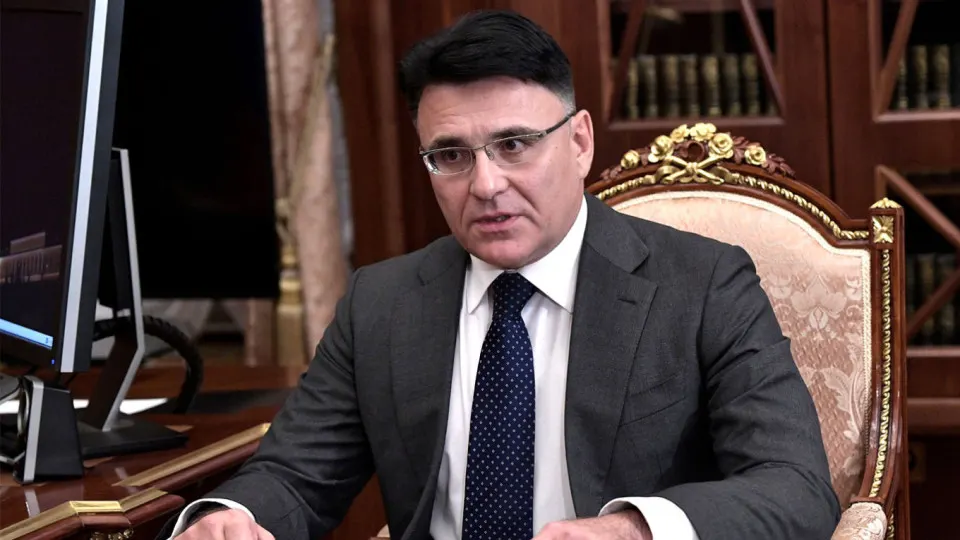 Руководитель крупного медиахолдинга высказался за квоты на зарубежное кино, чтобы исключить показ «посредственных» картин и освободить экранное время для российских лент. Ранее похожие инициативы звучали от представителей киноиндустрии, а после ухода голливудских студий заметно вырос теневой прокат.