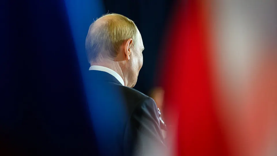 Крупная исследовательская служба прекратила выпуск «открытого» рейтинга доверия: последний за начало апреля показал 29,5%. Параллельно снижается и показатель одобрения деятельности главы государства.