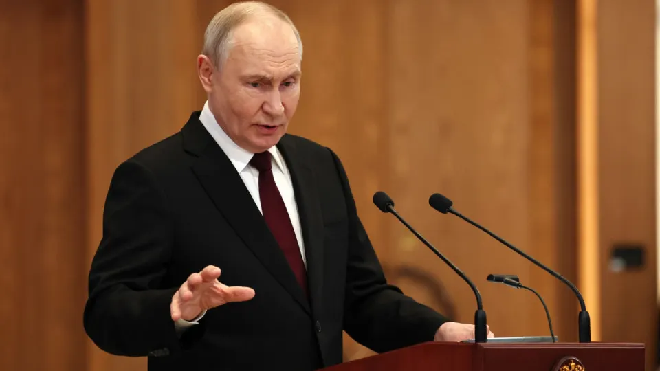 Президент РФ заявил, что Россия ответит ударами по европейским государствам, если с их территории будут запускать беспилотники по российским целям; при этом он охарактеризовал атаки дронов как попытку «раскачать» общество.