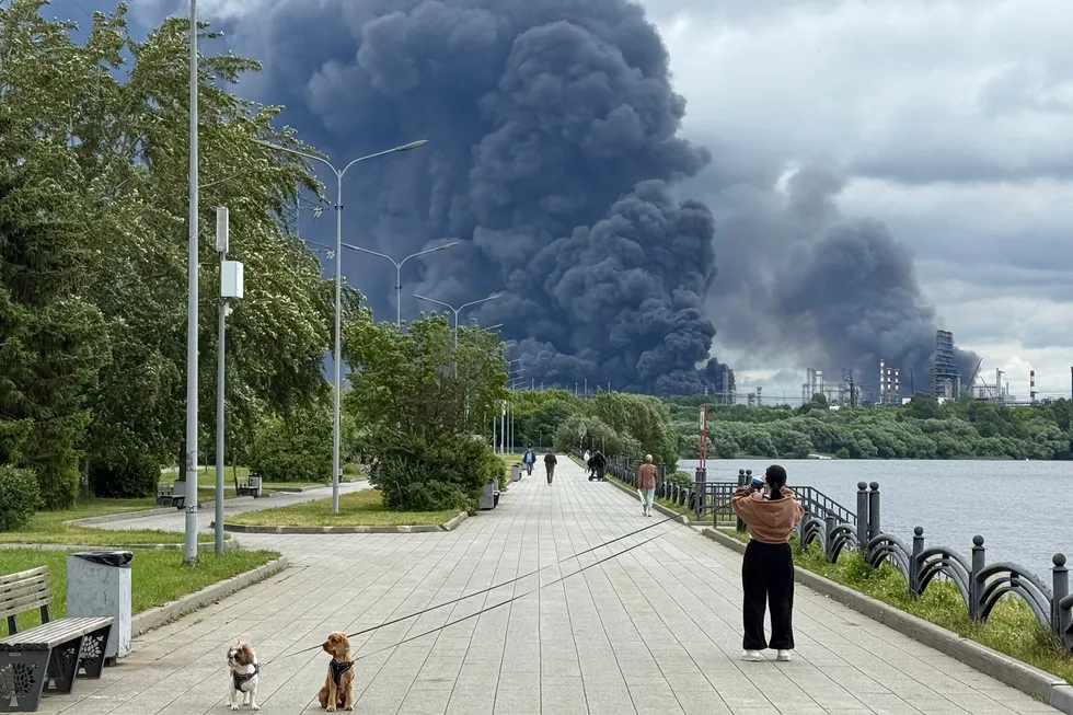По состоянию на конец июня большинство крупнейших нефтеперерабатывающих заводов в европейской части России были атакованы беспилотниками. За Уралом пока остаются незатронутыми лишь Омский НПЗ и Ангарская нефтехимическая компания; атаки привели к сокращению производства и топливному кризису.