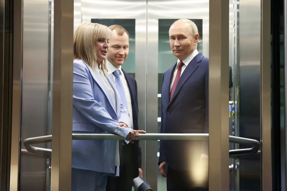 Руководители силовых ведомств настаивают на переносе или отмене сентябрьских думских выборов, ссылаясь на экономические трудности и падение рейтингов. В администрации президента и в парламенте сохраняется раскол: часть элит настаивает на проведении голосования по расписанию.
