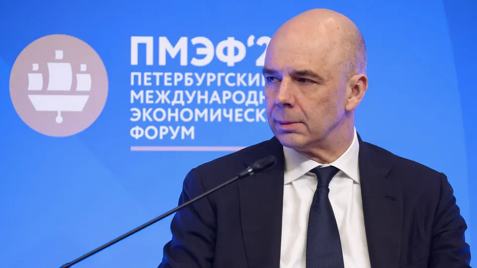 По оценке Счётной палаты, доходы федерального бюджета по итогам года могут оказаться на 2,1 трлн руб. (5,2%) ниже плановых показателей. Основные причины — слабее ожидавшиеся нефтегазовые поступления и влияние крепкого рубля на ненефтегазовые налоги.