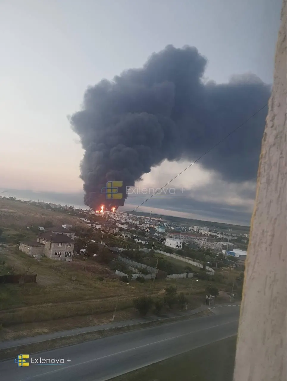 В результате атаки беспилотников в районе Керченского пролива погибли несколько человек, десятки получили ранения. Возникли пожары на нефтебазе в порту и повреждения жилых зданий.