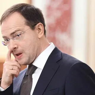Помощник президента предложил связывать бюджетное обучение с обязательством отработать по распределению или в рамках трудового контракта — критики считают, что это вернёт административные методы управления кадров.