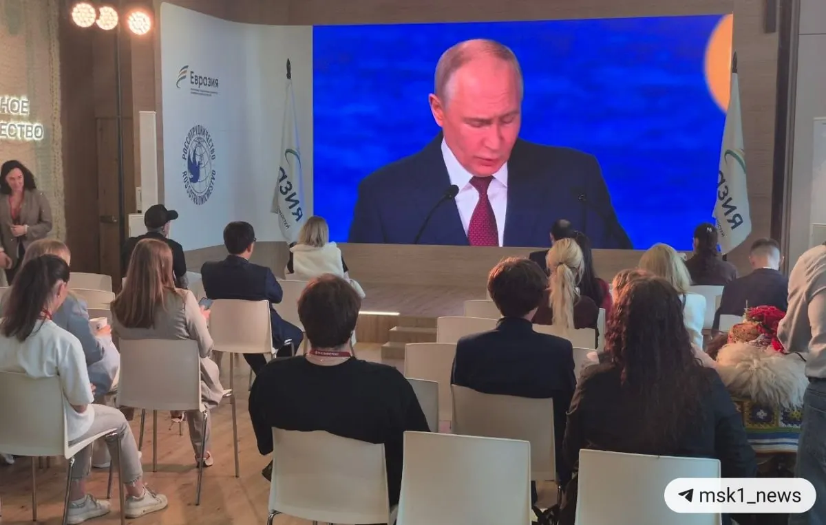 Президент отметил смещение центров роста в пользу стран Глобального Юга, рост вклада БРИКС в мировой ВВП и влияние действий против российских резервов на курс доллара и евро.