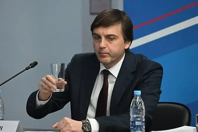 Министерство образования утвердило список внеклассной литературы на летние каникулы, в который вошли современные и патриотические произведения о защите Отечества и героях «специальной военной операции».
