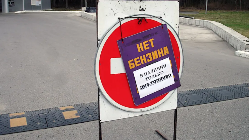 В более чем 50 регионах введены лимиты на отпуск топлива для частных автомобилей; сокращение работы НПЗ и перебои с поставками приводят к стремительному росту оптовых цен и риску усиления инфляции.