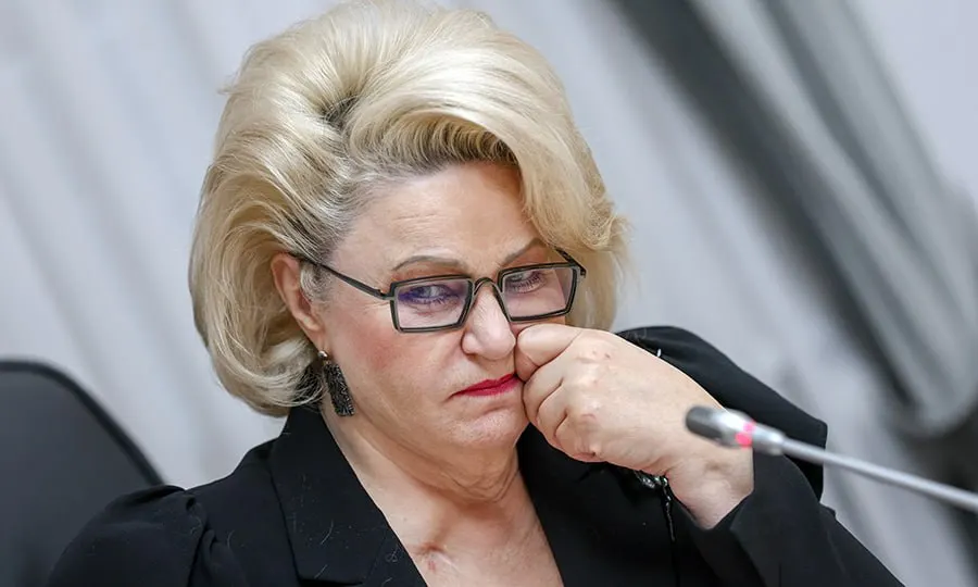 Депутат Нина Останина предложила привлечь опыт Роскомнадзора и Минцифры по «замедлению» сервисов для ограничения времени, которое дети проводят в онлайн‑играх и социальных сетях.