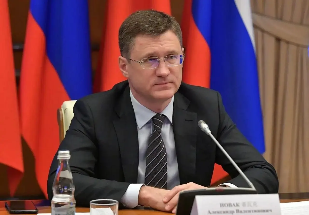 Вице‑премьер сообщил, что запасы топлива в стране достаточны. Власти корректируют логистику поставок, чтобы учесть потребности регионов и сгладить всплески спроса.