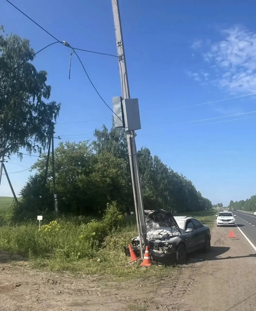 Утром 14 июня на автодороге «Киров — Стрижи — Оричи» Audi A4 съехала с проезжей части и столкнулась с опорой линии электропередач; водительница получила травмы.