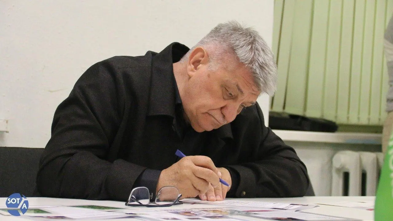 Президент направил режиссёру поздравительную телеграмму; при этом в последние годы Сокуров фактически находится под негласным запретом в России и был в январе 2026 года выведен из совета по кинематографии.