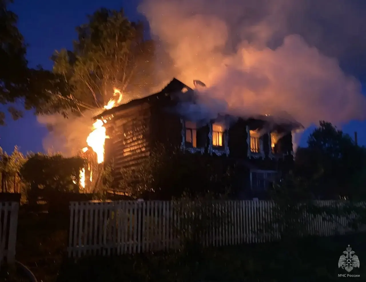 Три&nbsp;человека погибли при&nbsp;ночном пожаре в&nbsp;Белой Холунице