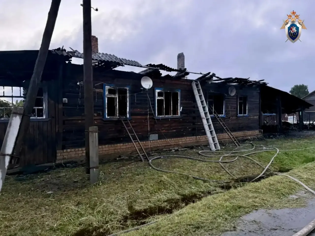 Ночью 20 июня в одном из домов пгт Ленинское Шабалинского района произошёл пожар. Спасатели потушили возгорание и на месте обнаружили тело 58‑летнего мужчины; предположительная причина — неосторожное обращение с огнём при курении.