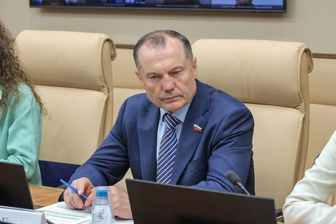 Член Совета Федерации предложил законодательно закрепить формат, при котором студенты вузов и колледжей будут обязаны проводить на базовых предприятиях до 50% учебного времени; в проекте не оговорены вопросы оплаты и защиты прав обучающихся.