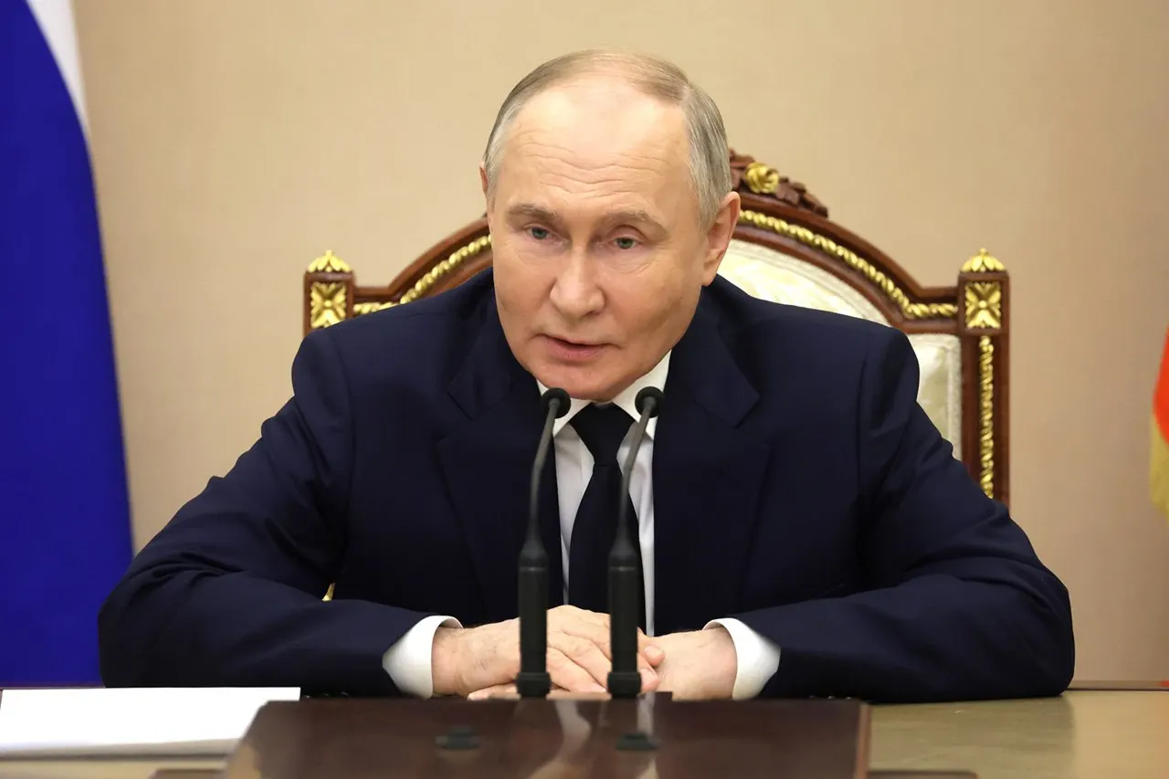 Президент потребовал не допустить остановки работ над ледоколами «Ленинград» и «Сталинград», строящимися на Балтийском заводе, и подчеркнул важность реализации проекта «Лидер».