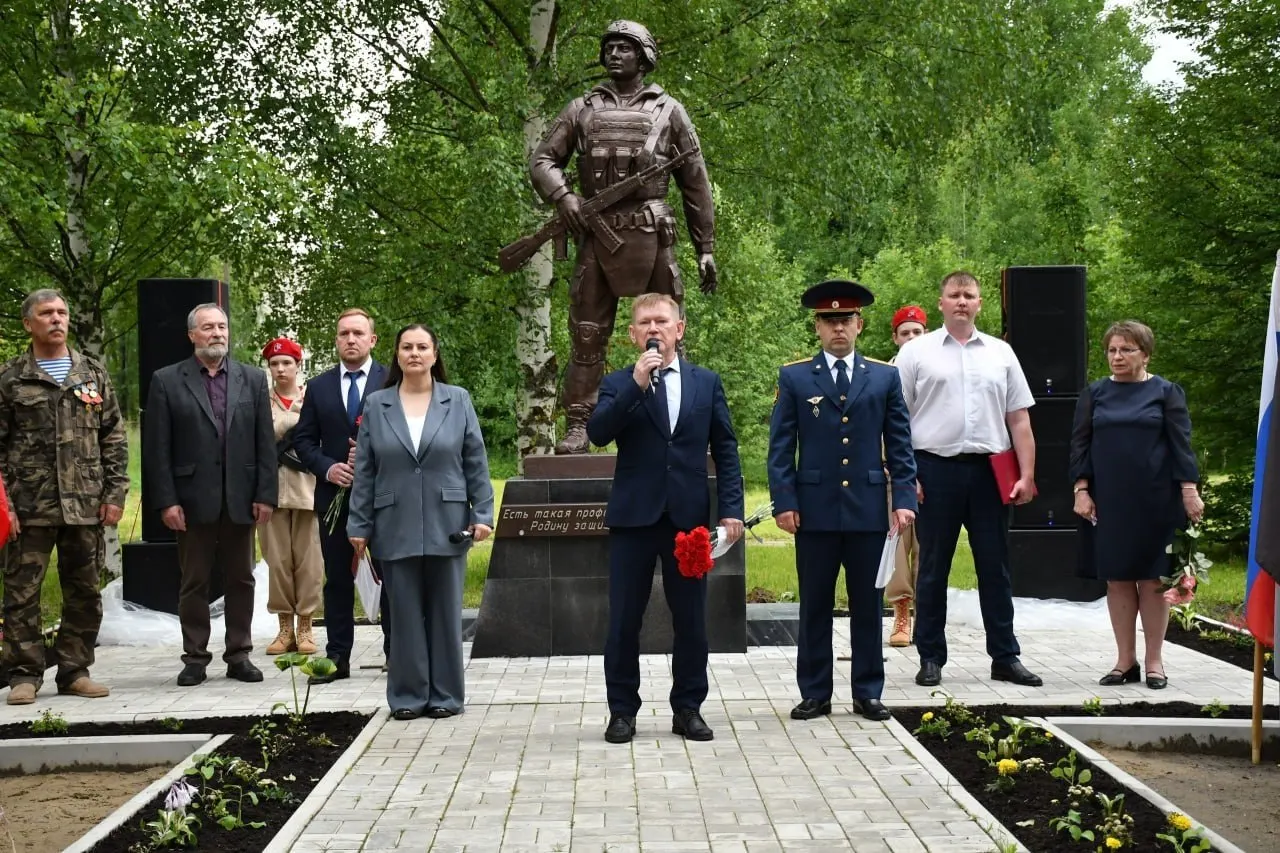 Инициатива принадлежала погибшему участнику СВО Роману Чадову; памятник в виде 2,5‑метровой фигуры солдата установили при поддержке жителей посёлка и администраций района.