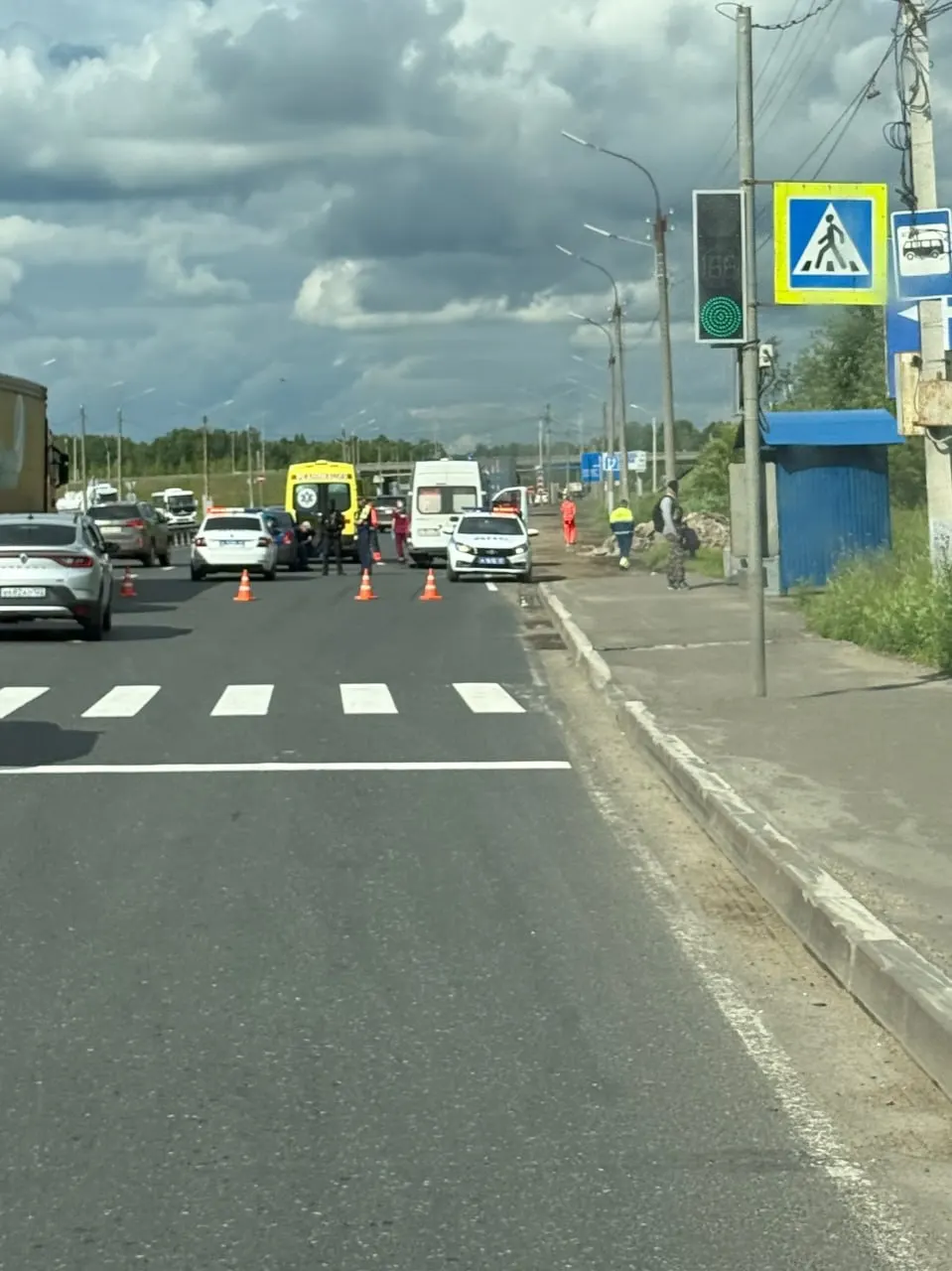 Сегодня около 15:00 на подъезде к Новому мосту в районе деревни Гнусино водитель «Рено Логан» наехал на женщину-пешехода; пострадавшая скончалась на месте.