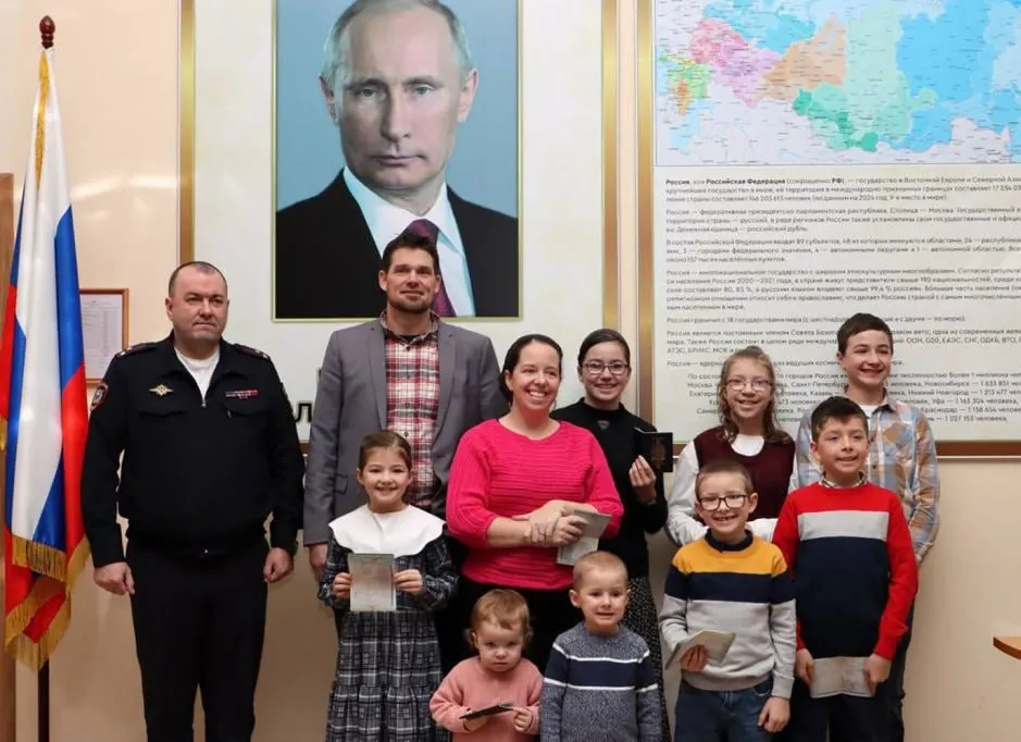 В 2025 году 1112 иностранцев получили специальные визы для переезда в Россию как лица, разделяющие традиционные духовно‑нравственные ценности. Больше всего виз выдано гражданам Германии, Франции и США. Программа запущена в августе 2024 года.