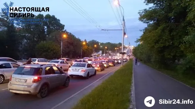 В ряде сибирских регионов ввели жёсткие лимиты на бензин; особенно тяжёлая ситуация в Иркутске, где водители стоят в очередях по 8–9 часов. Розничные АЗС сокращают обслуживание населения, а междугородний транспорт рискует остаться без топлива.