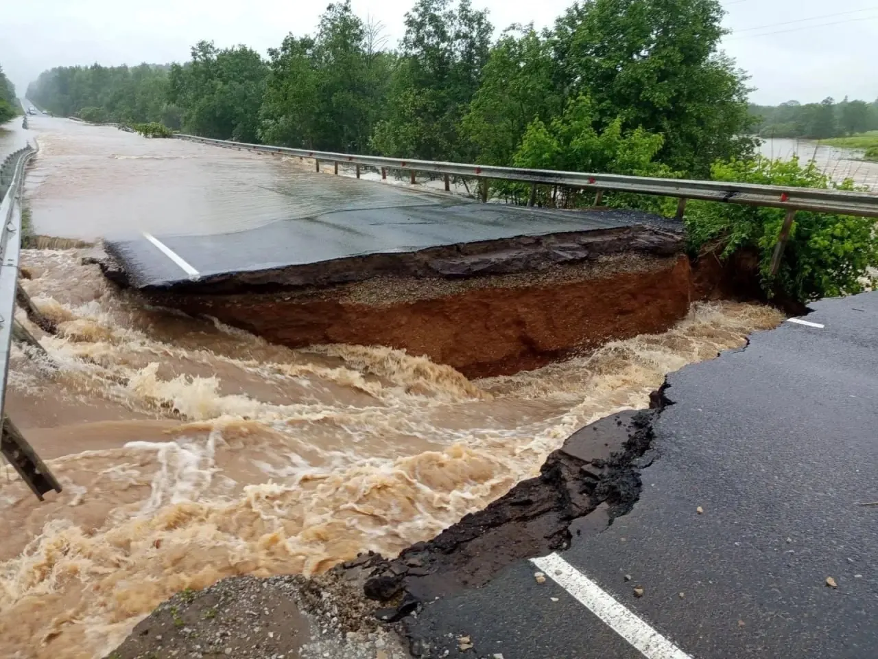 Сильный напор воды повредил водопропускную трубу, в результате чего размыло участок автомобильной дороги в Фаленском районе.