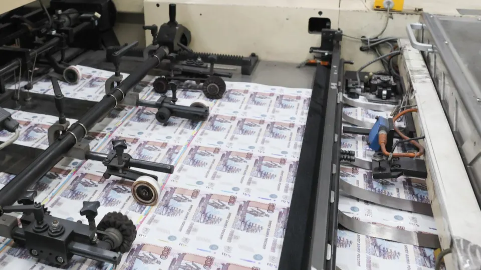 По данным статистики ЦБ, регулятор выдал банкам около 4,748 трлн рублей в репо под ОФЗ, что помогает покрывать дефицит бюджета, но усиливает инфляционные риски.
