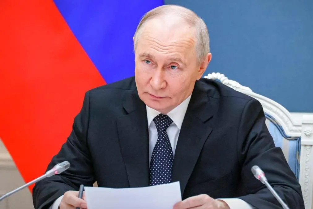Указ расширяет действие механизма из указа №95 (от 5 марта 2022 года) на банковские вклады иностранцев из стран, признанных «недружественными». Документ вступил в силу 1 июня 2026 года. Экономист предупреждает, что средства на специальных «С»-счетах могут стать фактически недоступны.