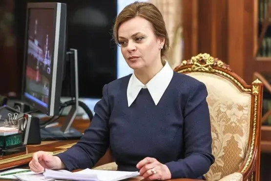Анна Цивилева назначена статс‑секретарём — заместителем министра обороны и председателем фонда «Защитники Отечества». У неё есть родственные связи с президентом, а супруг — министр энергетики.