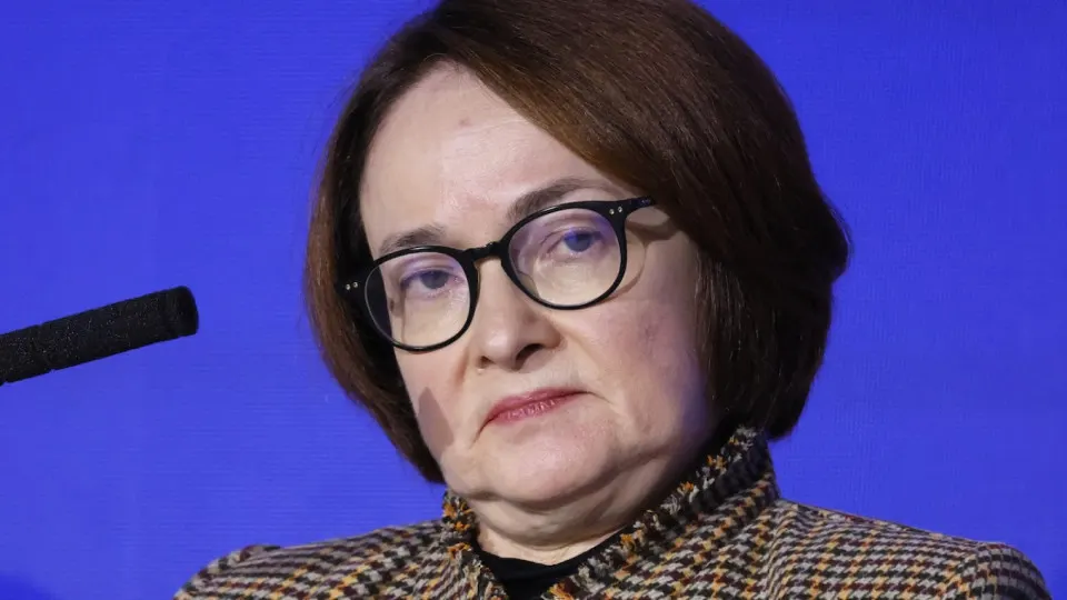 Резкий рост цен на бензин и падение выпуска нефтепродуктов усиливают инфляционное давление и снижают вероятность значительного смягчения денежно‑кредитной политики в ближайшие месяцы.