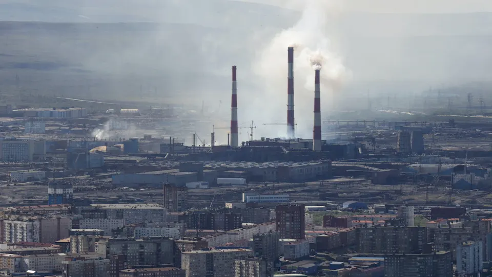 Минэкономразвития: в мае объёмы промышленного производства упали на 0,7% год к году. Спад в добыче и обвальное падение нефтепереработки, рецессия в большинстве отраслей и нарастающие риски для инфляции и бюджета.