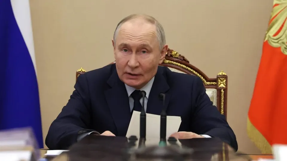 Президент заявил, что ситуация контролируема, хотя инвестиции в экономику в первом квартале сократились на 14,3%. Правительство говорит о снятии барьеров, но бюджетные возможности ограничены.
