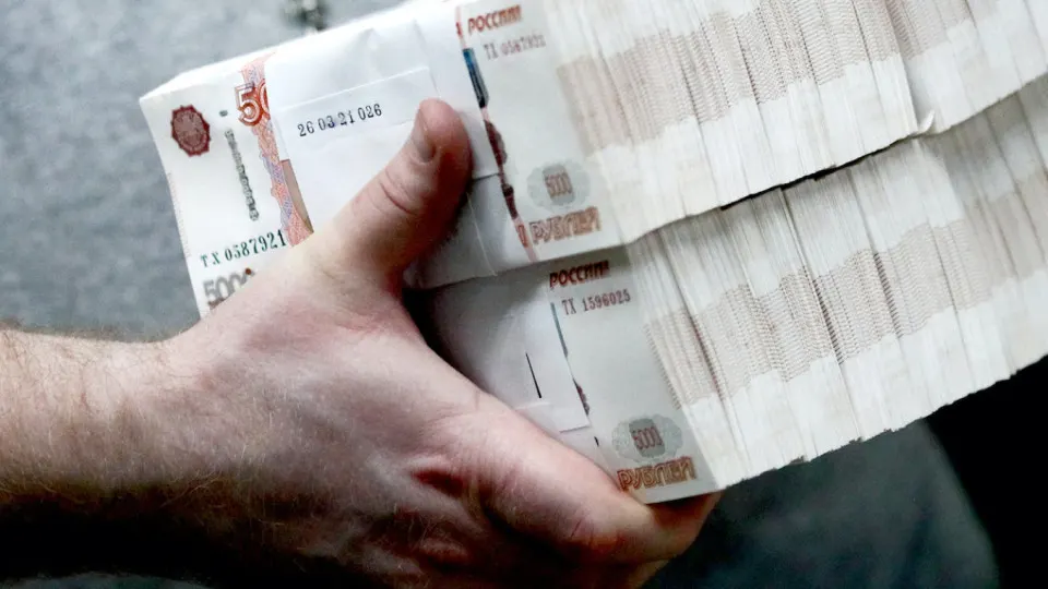 На фоне сбоев в интернете и роста опасений по налогам россияне и бизнес возвращаются к расчётам наличными; Центробанк ужесточил контроль за операциями с купюрами.