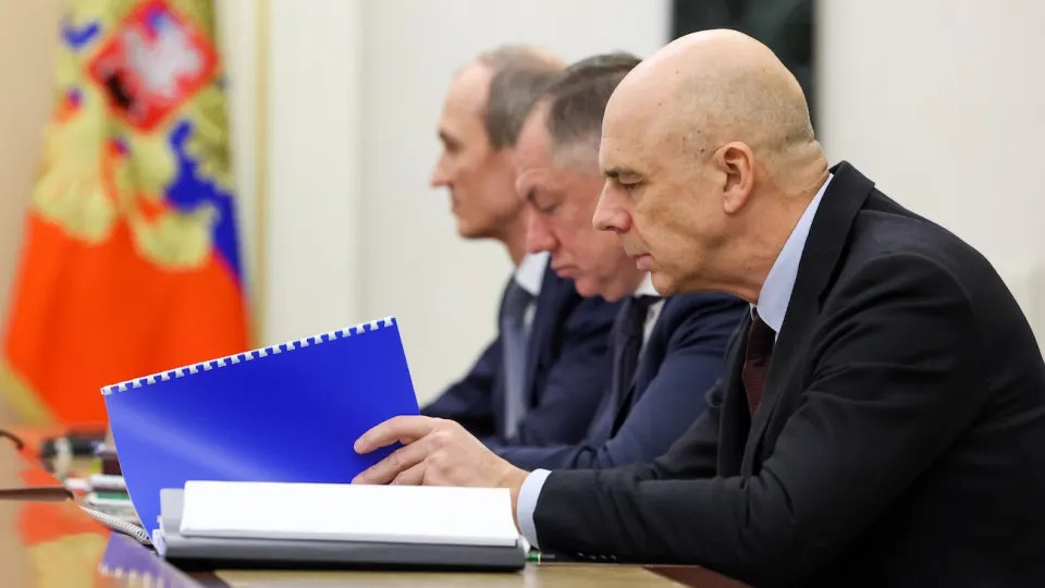 Резкая распродажа на долговом рынке: индекс RGBI обновил минимумы, а доходности длинных облигаций выросли до годового рекорда. Давление создают рост расходов, инфляционные риски и осторожная позиция Центробанка.