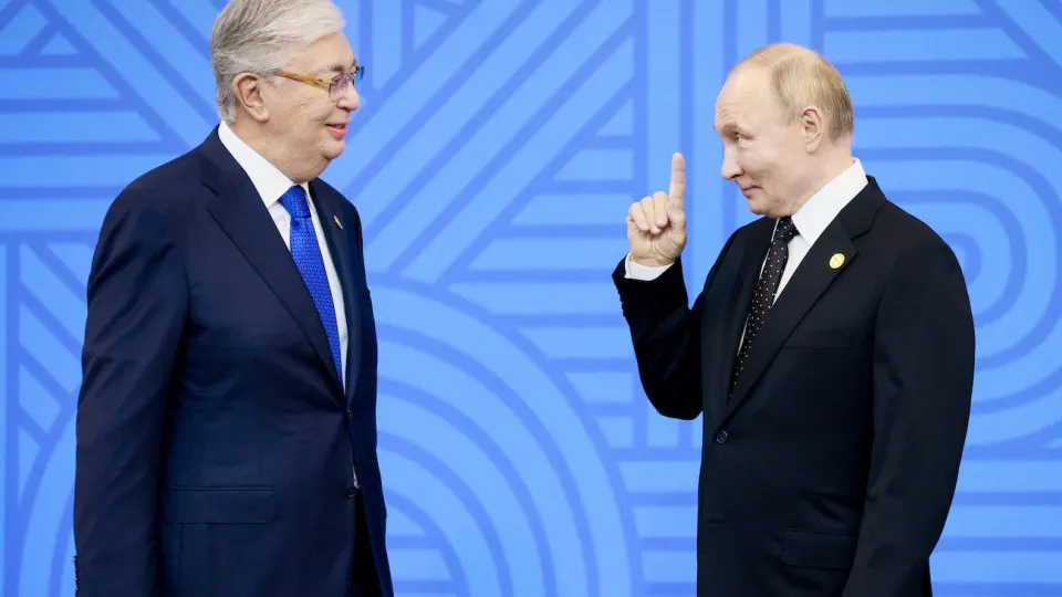 Из‑за остановок НПЗ и сокращения выпуска топлива обсуждается возможный импорт АИ‑92 из Казахстана; дефицит усугубляет и снижение поставок авиакеросина.