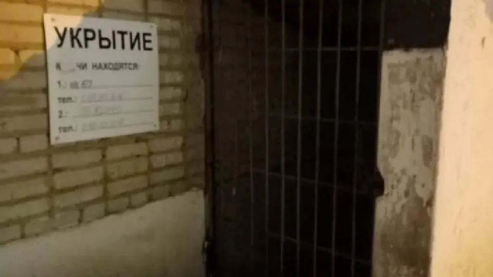 В Екатеринбурге, Краснодаре, Петербурге, Омске, Татарстане и других регионах защитные сооружения требуют ремонта, но дефицит бюджетов и отсутствие субсидий тормозят восстановление — на программу восстановления оценивают необходимость сотен миллиардов рублей.