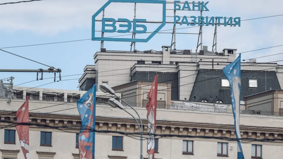 Государственный банк развития объявил о масштабной оптимизации: в планах — уменьшение бюджета и увольнение 15% сотрудников. Решение связано с охлаждением кредитования и указаниями правительства.