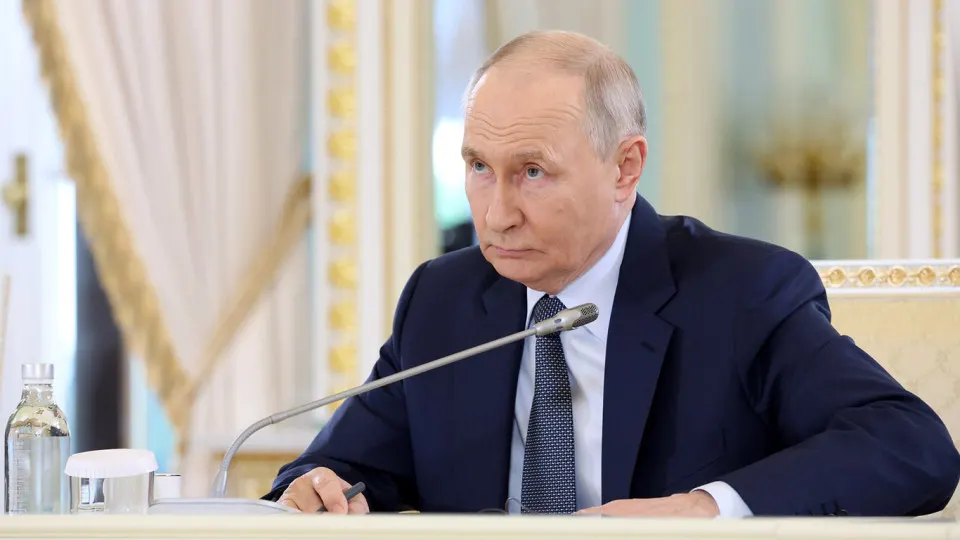 Президент сообщил о масштабных контролируемых территориях, приведя спорную оценку площади; независимые аналитики указывают на сокращение зон под контролем российских войск в последние месяцы.