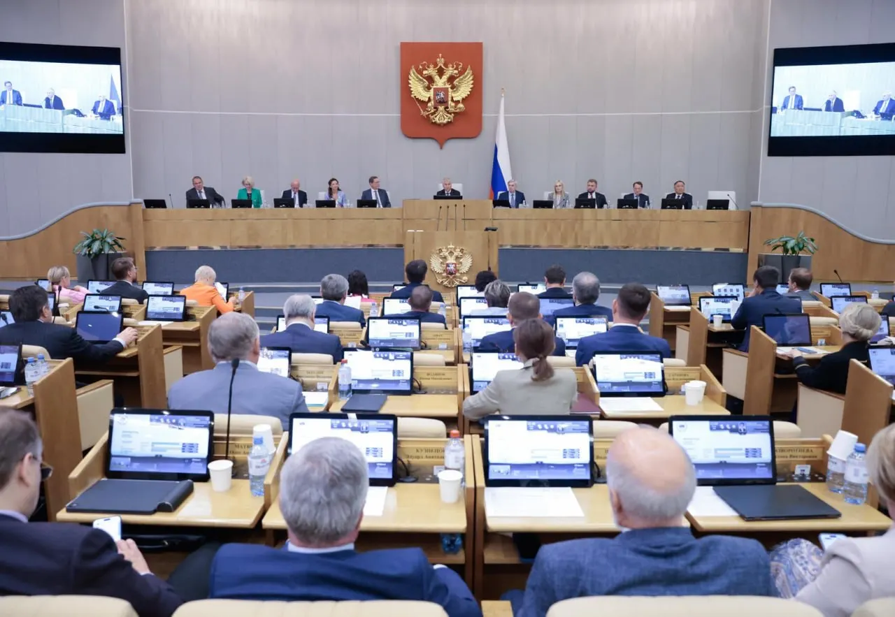 Анализ данных показывает, что госорганы добиваются принятия законов куда чаще, чем сами депутаты: у правительственных инициатив значительно выше «проходимость» в парламенте.