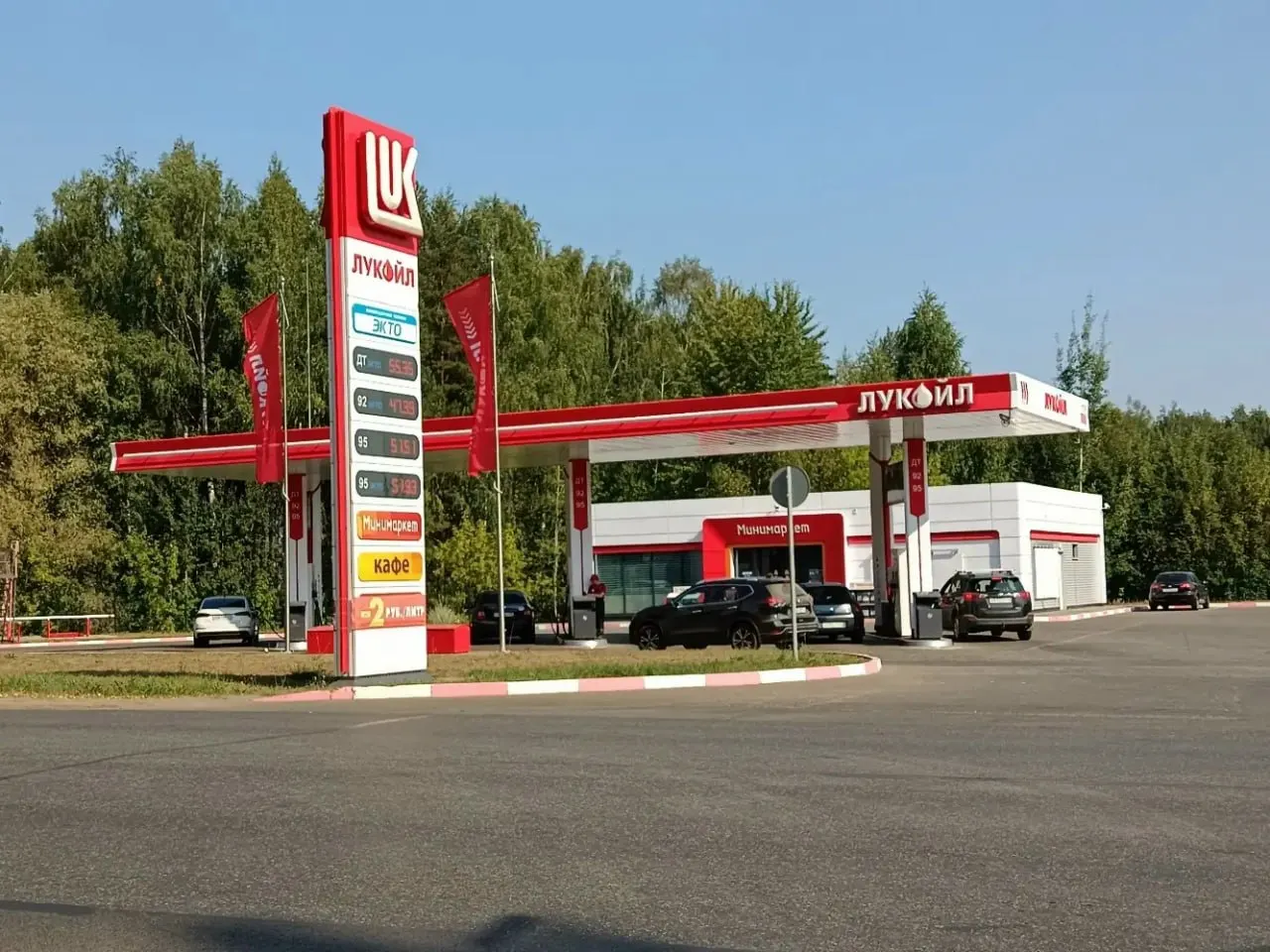 По состоянию на 8:00 в Кирове топливо продавали 12 автозаправок; поставки «Лукойла» в область превысили 470 тонн в сутки — максимум за кризисный период.