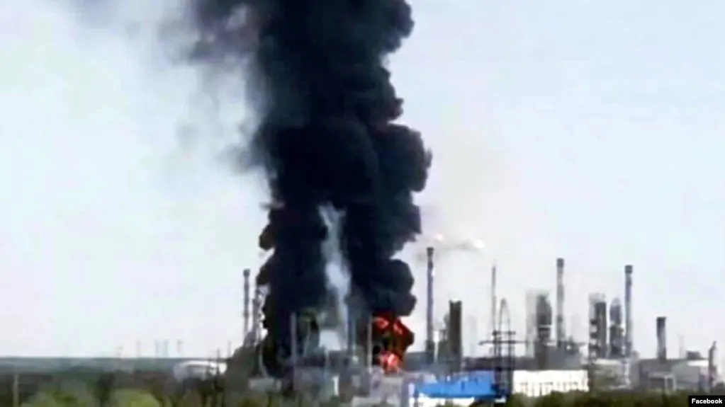 25 июля тюменский нефтеперерабатывающий завод остановил переработку нефти после удара беспилотника: загорелись ключевые установки, сроки возобновления работы пока неизвестны.