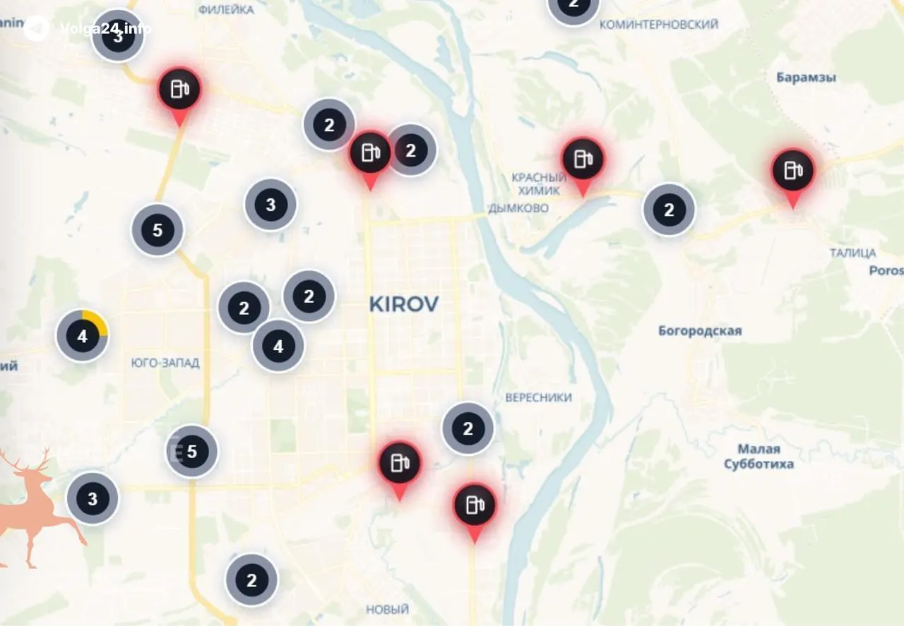 В Кирове с населением почти 470 тысяч человек горючее доступно лишь на трёх автозаправках — станции также близки к полному исчерпанию запасов. Причина дефицита связывается с выведением части НПЗ из работы после ударов беспилотников.